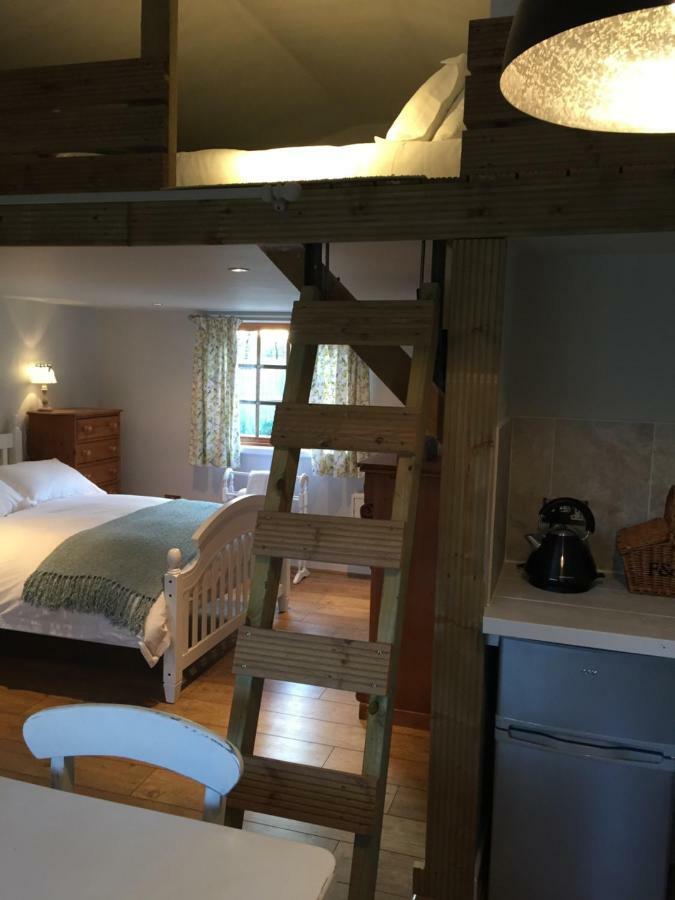 Stapehill Lodge B&B Hampreston Eksteriør bilde